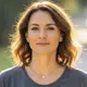 Özge Gülersoy gri tişörtlü fotoğrafı